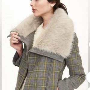 BANANA REPulic Women's Gray Plaid Coat with Faux Fur Collar